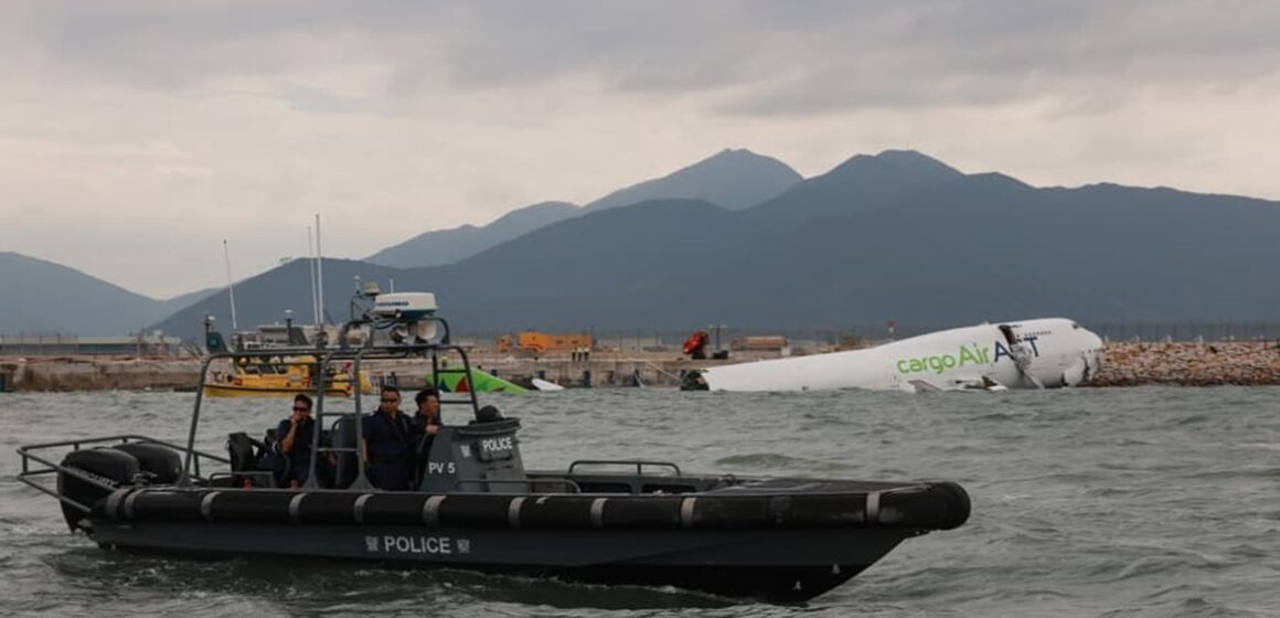 Avião cargueiro derrapa e cai no mar durante pouso em Hong Kong, deixando dois mortos