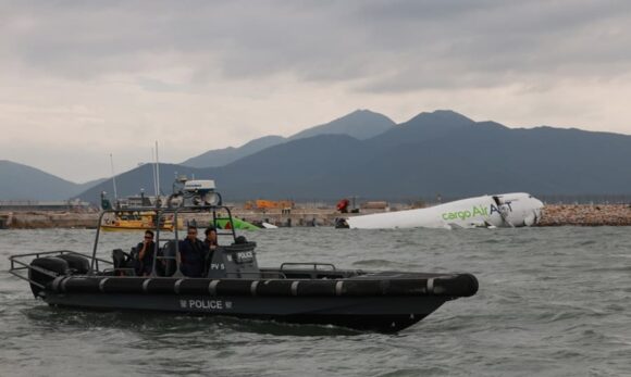 Avião cargueiro derrapa e cai no mar durante pouso em Hong Kong, deixando dois mortos