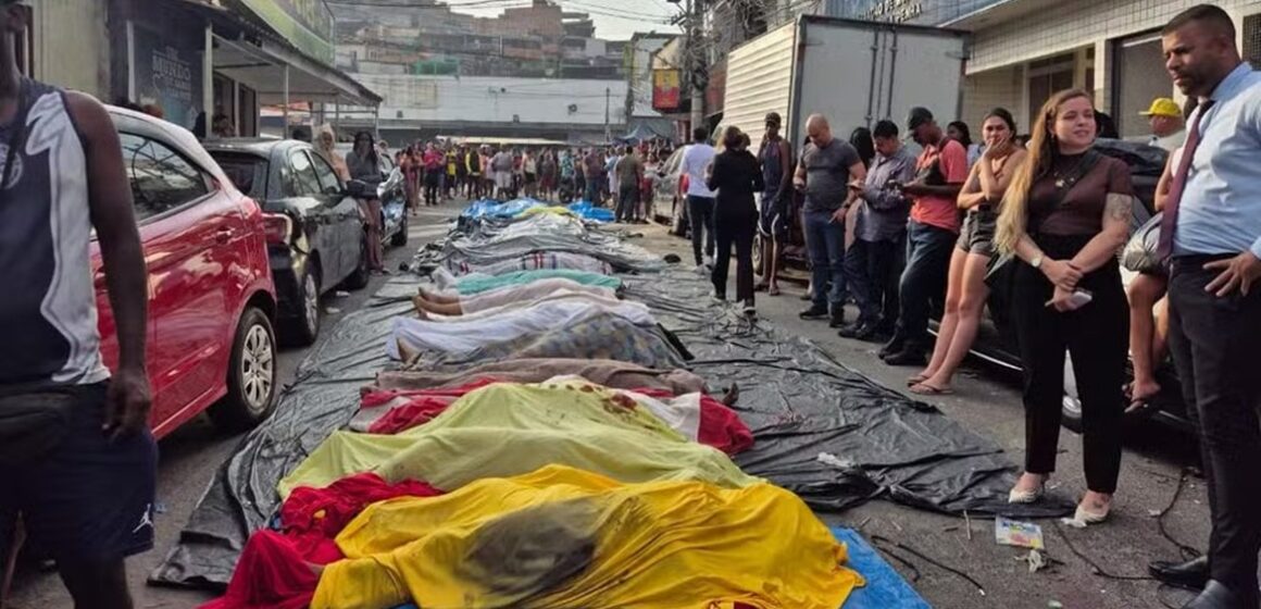 Operação policial no Rio deixa dezenas de mortos; moradores levam corpos a praça no Complexo da Penha