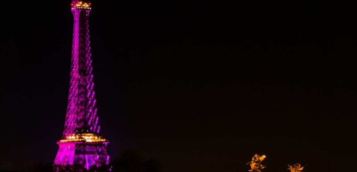 Paris inicia o Outubro Rosa com iluminação temática na Torre Eiffel