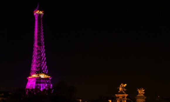 Paris inicia o Outubro Rosa com iluminação temática na Torre Eiffel