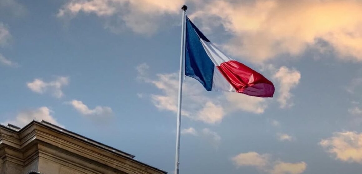 França anuncia novas regras mais rigorosas para naturalização a partir de 2026