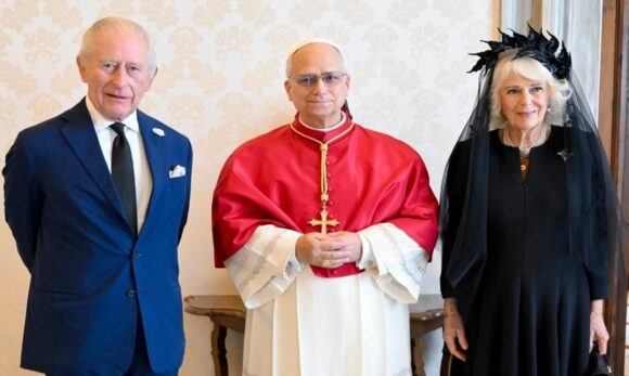 Rei Charles III e papa Leão XIV rezam juntos no Vaticano em gesto histórico 500 anos após ruptura