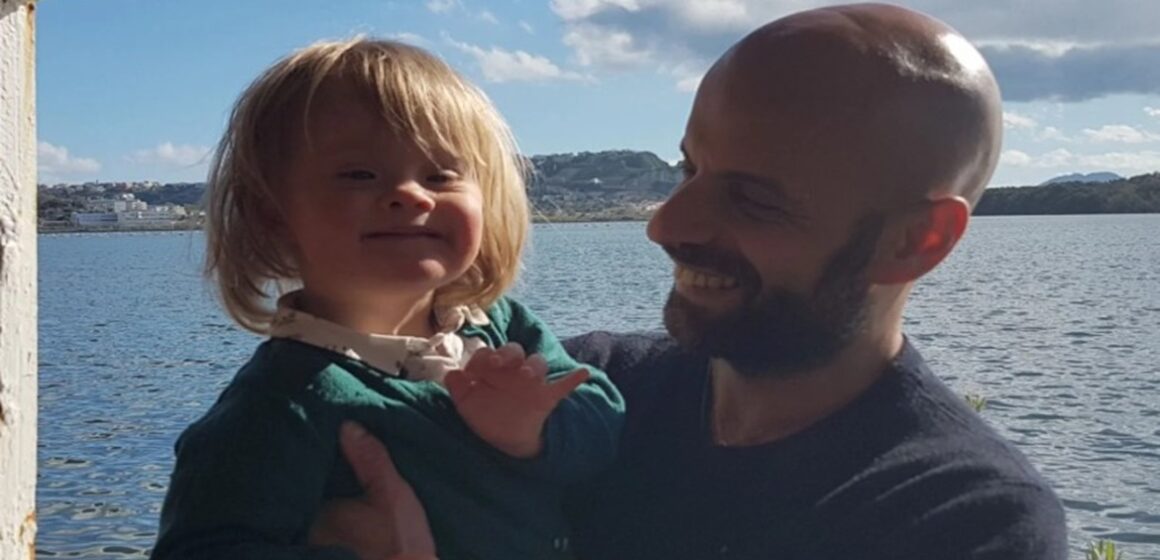 Homem italiano adota menina com síndrome de Down rejeitada por 20 famílias