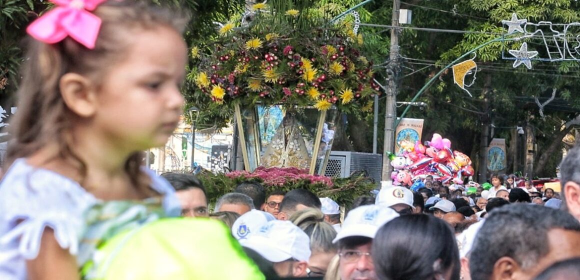 Crianças lideram homenagem a Nossa Senhora de Nazaré em romaria dominical