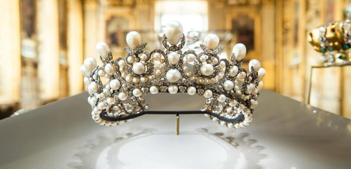 Oito joias da coroa francesa são roubadas do Museu do Louvre