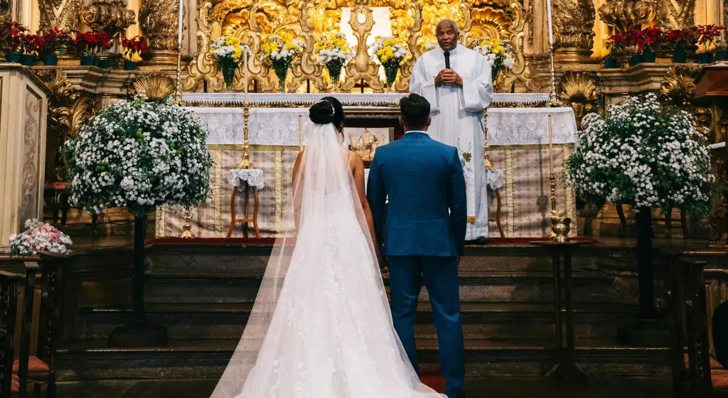 Igreja Católica impõe limite de padrinhos e proíbe excessos em cerimônias de casamento