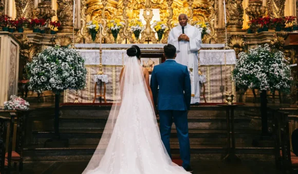 Igreja Católica impõe limite de padrinhos e proíbe excessos em cerimônias de casamento