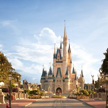 cinderella-s-castle-at Magic Kingdom mantém liderança como parque temático mais visitado do mundo em 2024