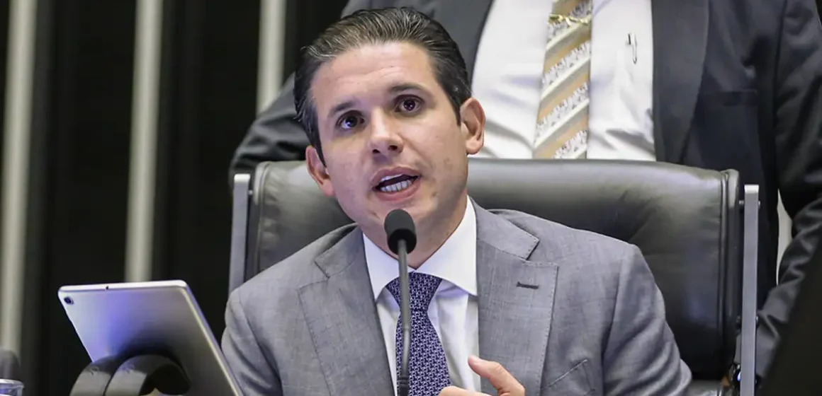 Presidente da Câmara anuncia urgência para projeto que limita tarifas de bagagem aérea