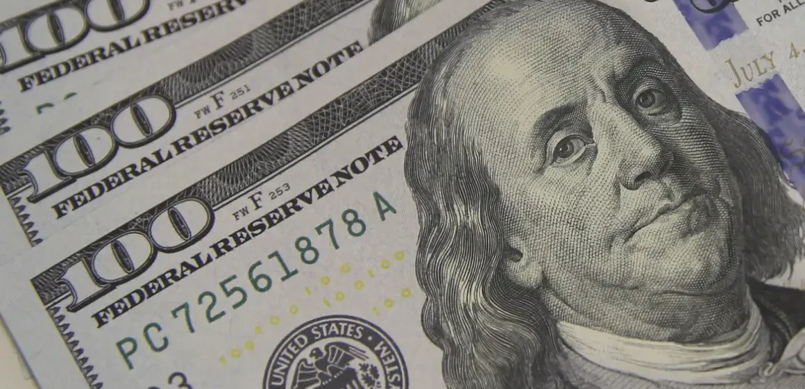 dolar_moeda_0803221212 Dólar supera barreira de R$ 5,50 em sessão de aversão a risco global