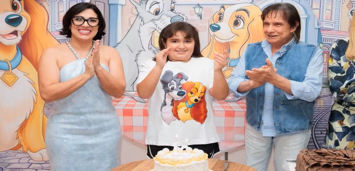 Roberto Carlos comparece em festa de aniversário da neta Laura em São Paulo