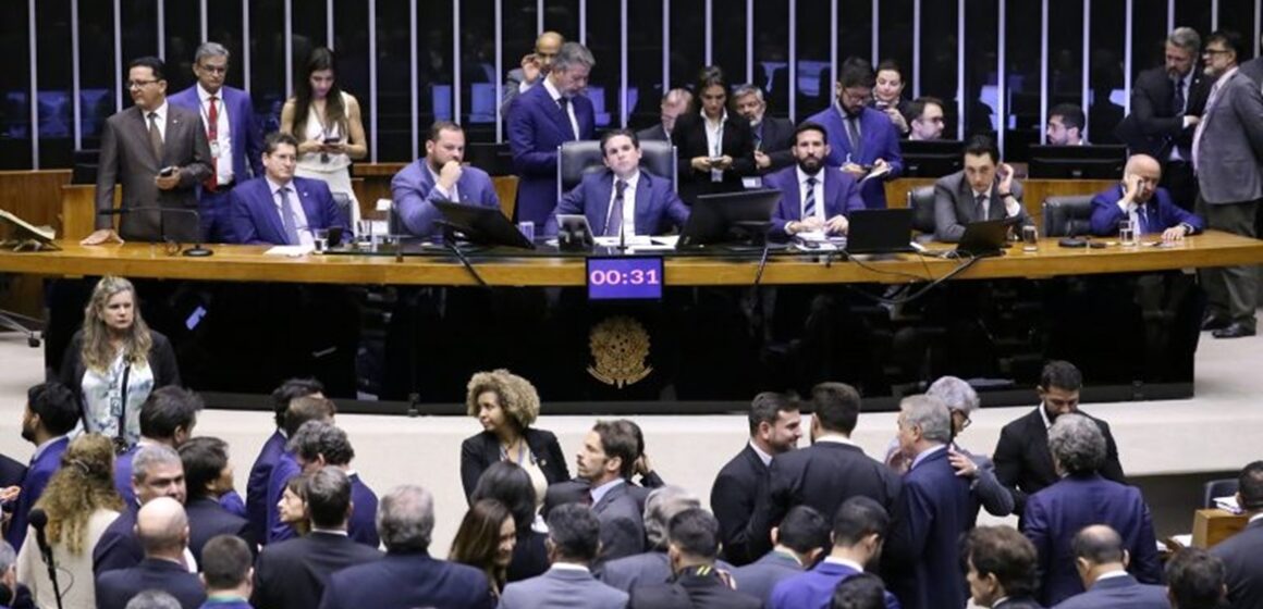 img20251001214611489-768x473 Câmara aprova isenção de imposto de renda para quem ganha até R$ 5 mil mensais