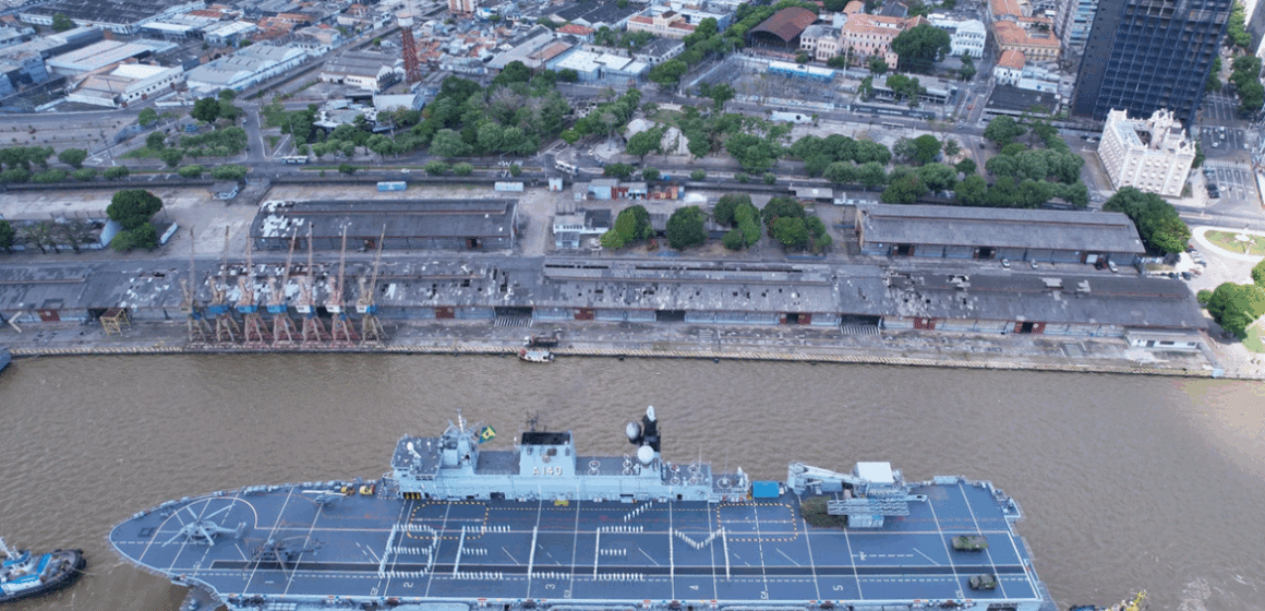 lR8NYmn7-Essa-sera-a-segunda-passagem-do-NAM-Atlantico-por-Belem.-Em-2023-o-NAM-compos-o-aparato-de-seguranca-e-logistica-da-Cupula-da-Amazonia-Imagem-Marinha-do-Brasil-1366x761 Esquema de segurança é montado para a COP30 em Belém e inclui maior navio de guerra da América Latina