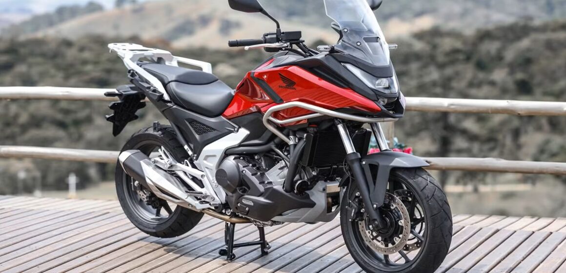 Honda lança NC 750X 2026 com câmbio automático e freio de mão no Brasil