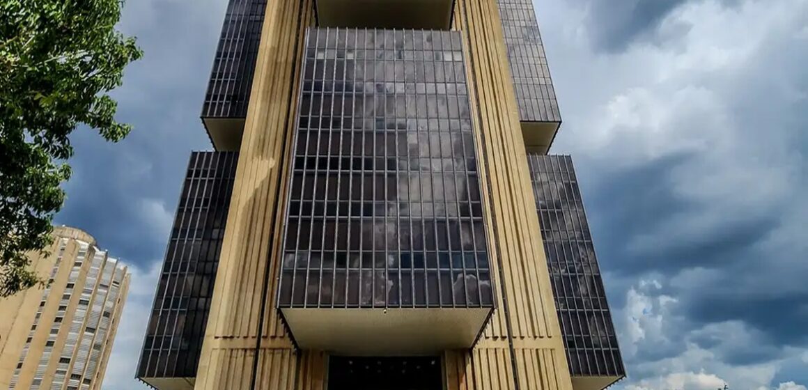 Brasil registra déficit em conta corrente acima do esperado em outubro, mas atrai investimento direto recorde