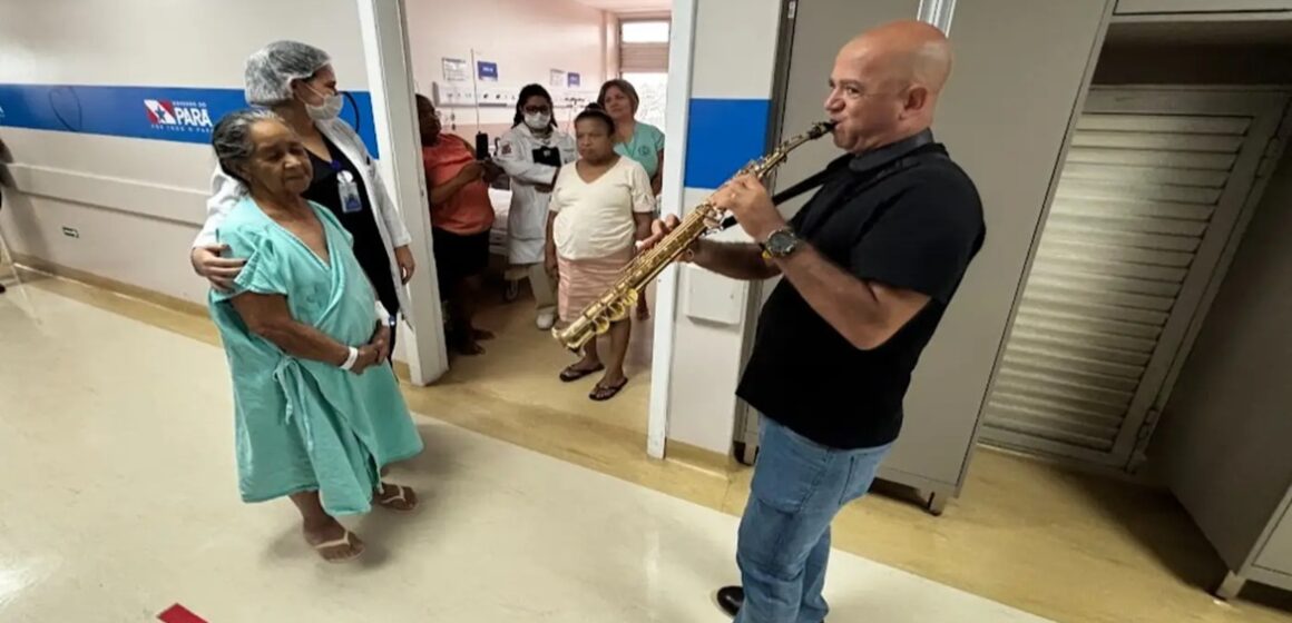 Saxofonista voluntário leva música e conforto a hospital público em Belém