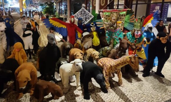 Bicharada do Juaba leva cortejo amazônico gratuito à Estação das Docas