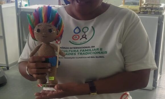 Curupira em crochê e produtos amazônicos da Emater conquistam delegações internacionais na COP30