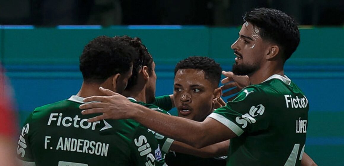 Vitor Roque brilha, Palmeiras vence clássico e assume liderança isolada do Brasileirão