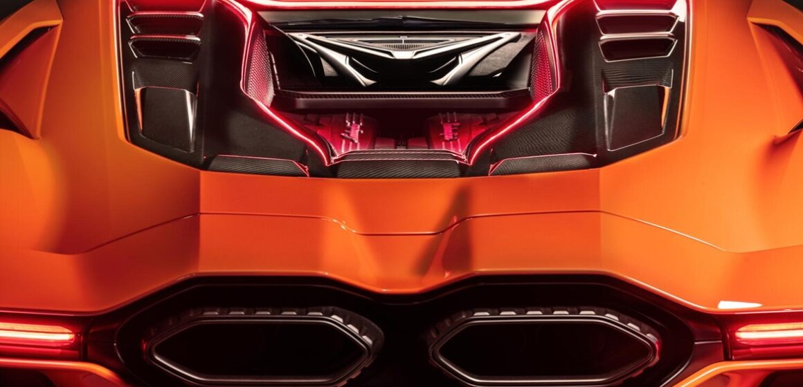 Lamborghini lança primeiro híbrido plug-in da marca com motor V12 e 1.015 cv