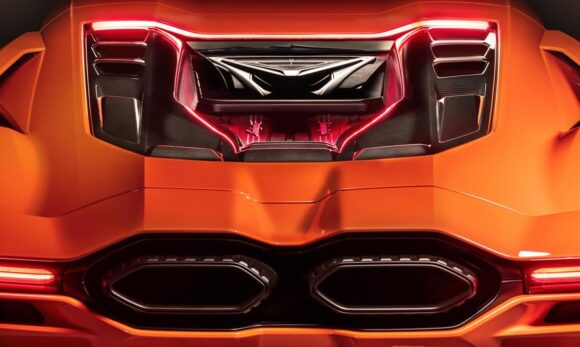 Lamborghini lança primeiro híbrido plug-in da marca com motor V12 e 1.015 cv