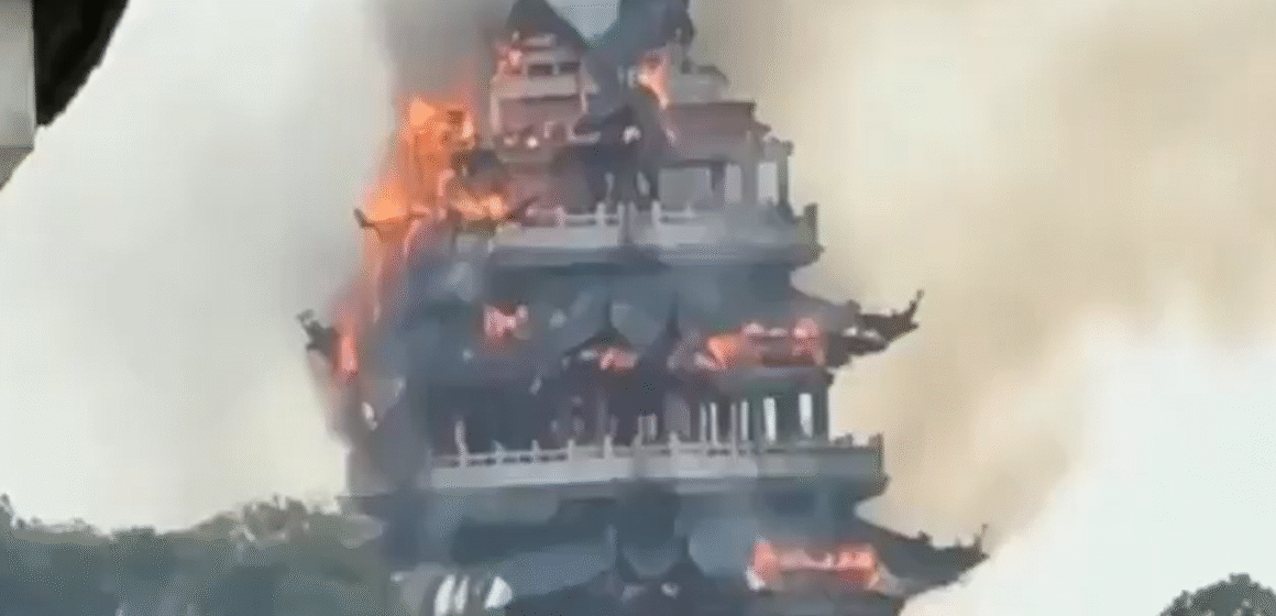 Captura de tela 2025-11-13 165835 Incêndio atinge pavilhão de templo chinês