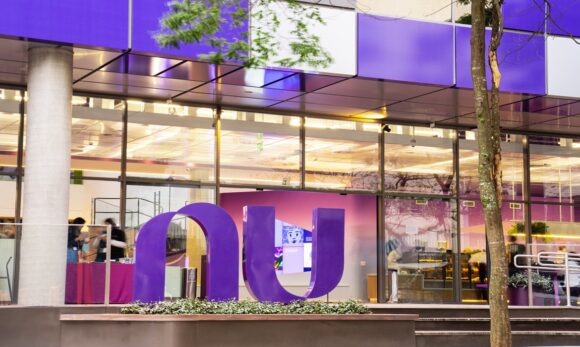 Nubank anuncia fim do trabalho remoto e adotará modelo híbrido a partir de 2026