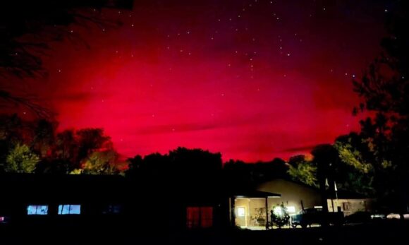 Fenômeno raro: aurora boreal rosa é registrada em múltiplos países
