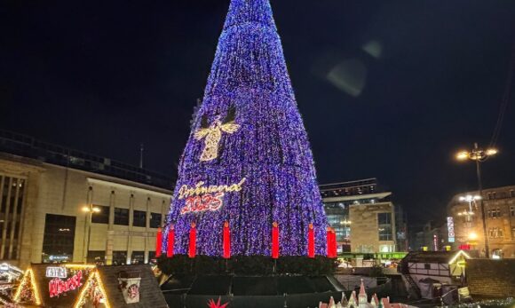 Maior árvore de Natal do mundo é acesa na Alemanha com decoração sustentável