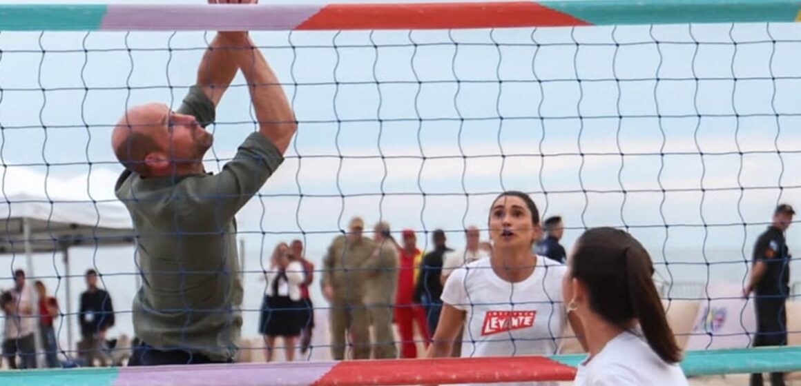 SaveClip.App_572879227_18543016477045660_5552187995637760062_n Príncipe William quebra protocolo em Copacabana para jogar vôlei com Carol Solberg