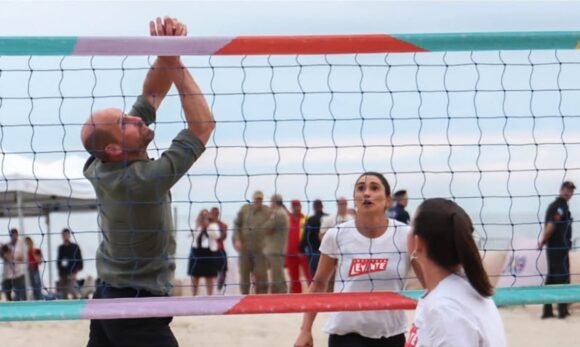 SaveClip.App_572879227_18543016477045660_5552187995637760062_n Príncipe William quebra protocolo em Copacabana para jogar vôlei com Carol Solberg