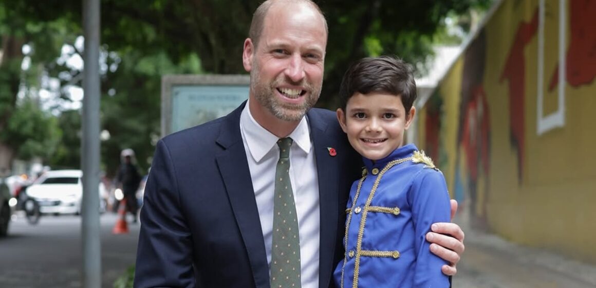 Príncipe William encontra com garotinho vestido de príncipe durante passagem por Belém