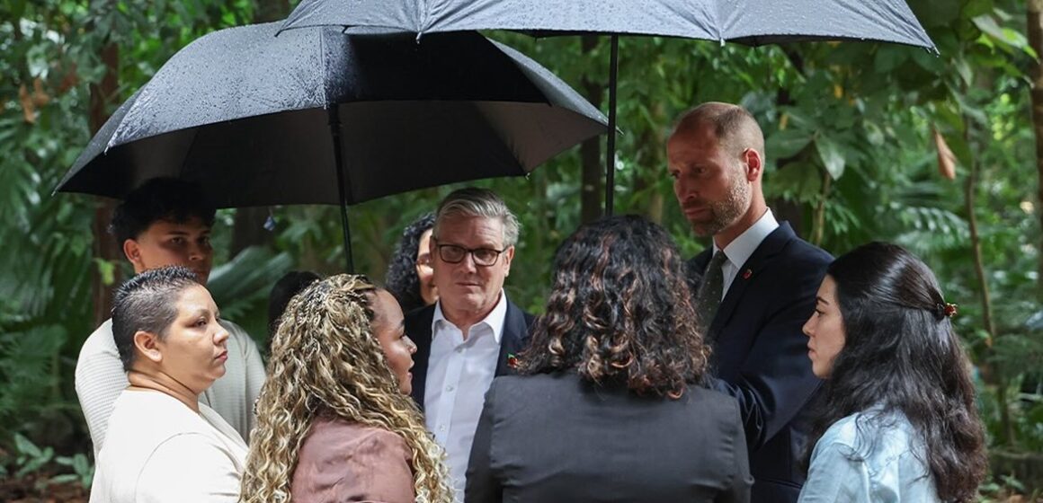Príncipe William e a chuva típica de Belém em visita ao Museu Goeldi