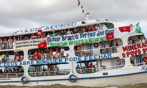 SaveClip.App_580636881_18383628688177756_1544898708856538054_n Barqueata com 5 mil pessoas abre Cúpula dos Povos durante COP30 em Belém
