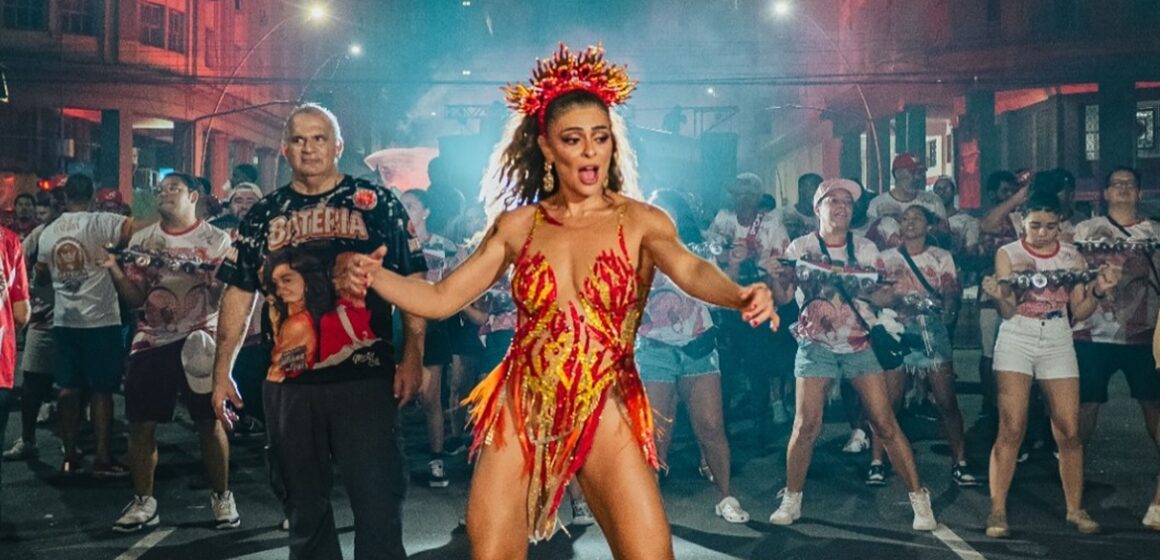 Juliana Paes retoma posto de rainha de bateria da Viradouro após 17 anos