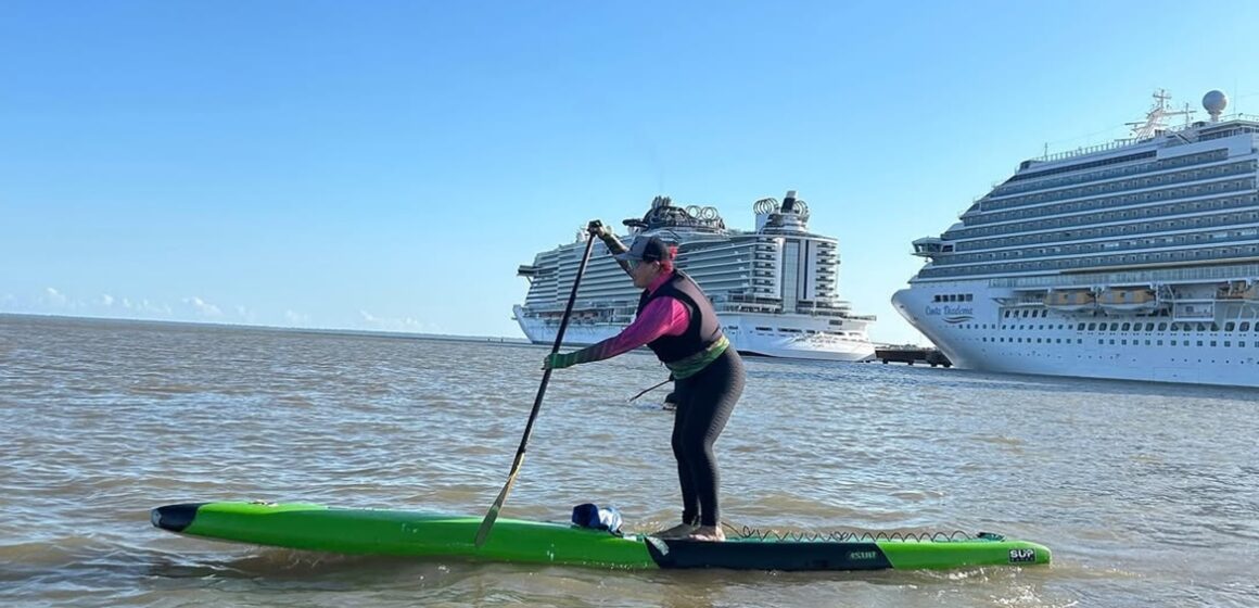 Prática de stand up paddle ganha novo cenário com navios da COP30 em Belém