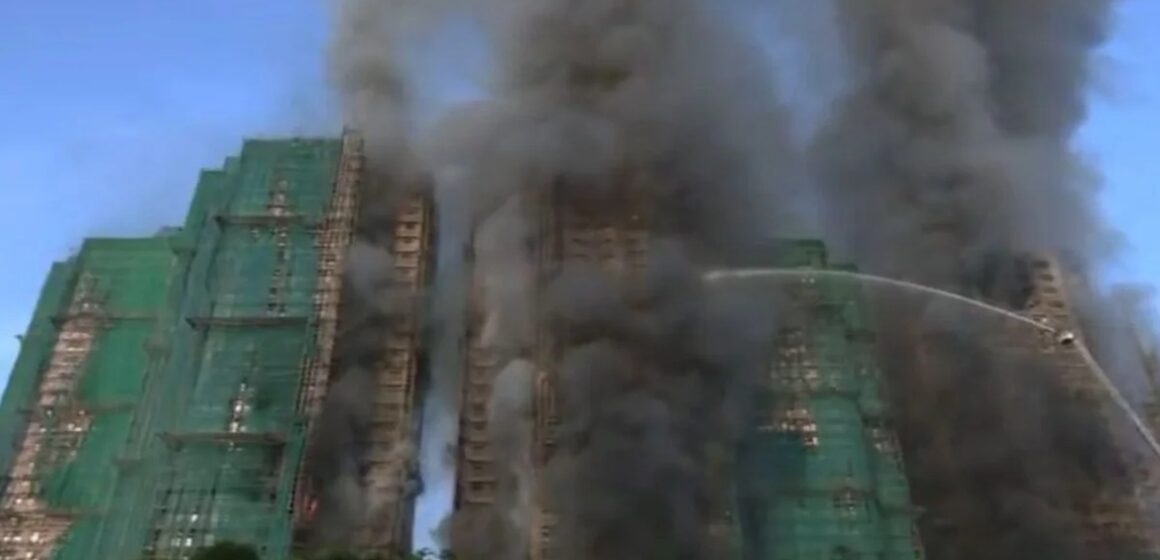 Incêndio em Hong Kong deixa mortos e feridos em conjunto residencial
