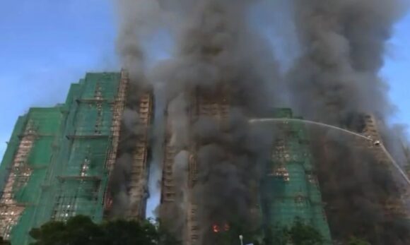 Incêndio em Hong Kong deixa mortos e feridos em conjunto residencial