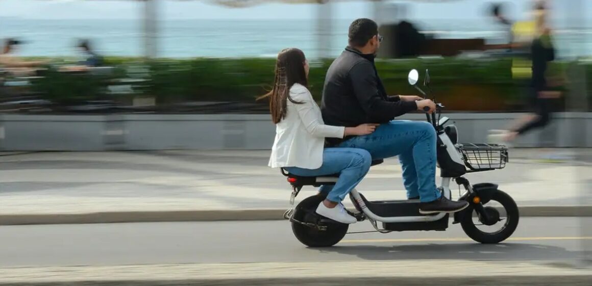 Ciclomotores elétricos terão exigência de CNH e emplacamento a partir de 2026