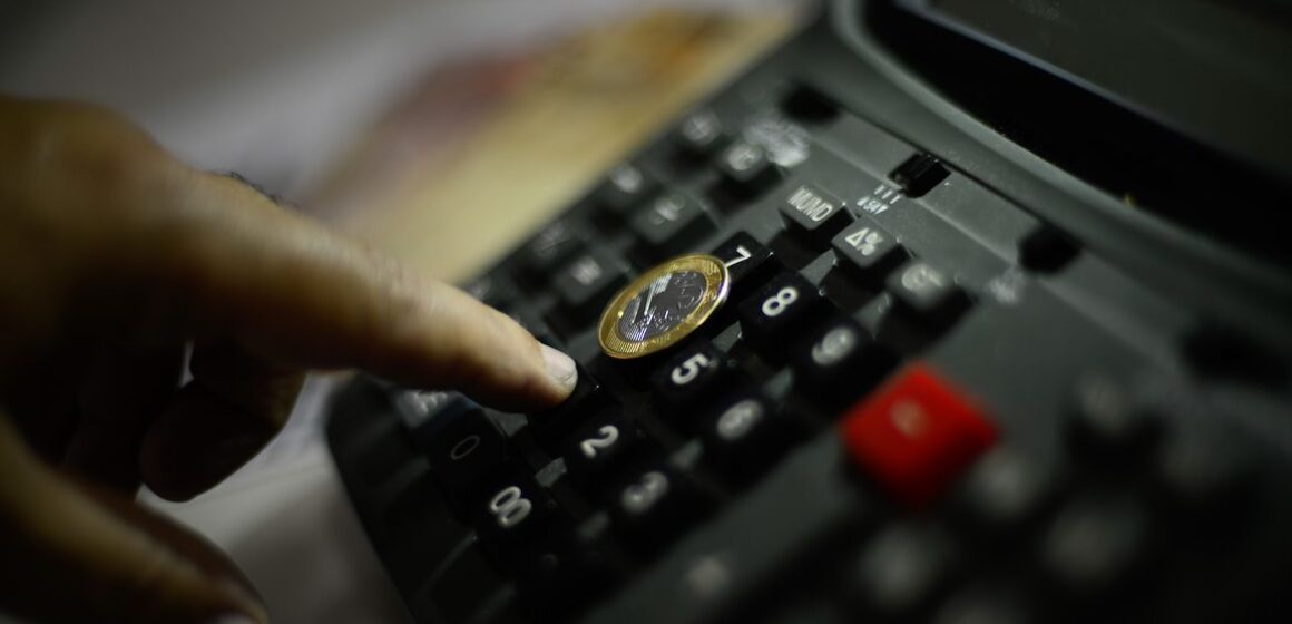 Mercado mantém aposta em Selic a 15% mesmo com revisão da inflação, indica Focus