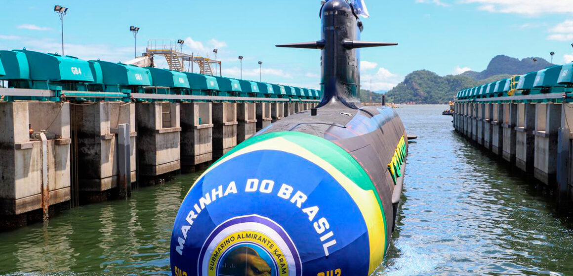 Marinha do Brasil lança submarino “Almirante Karam” e entrega o “Tonelero”