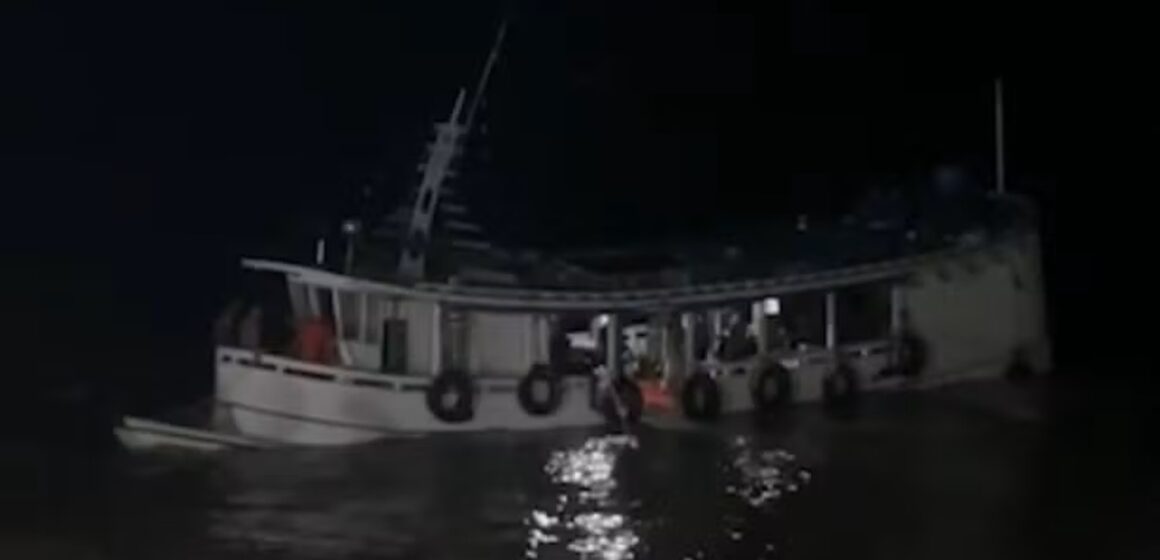 GERAL G1 - 1 Barco com carga de açaí naufraga em frente a cidade de Chaves, no Marajó