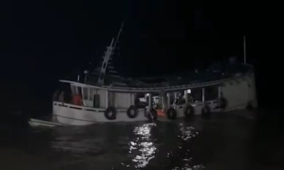 GERAL G1 - 1 Barco com carga de açaí naufraga em frente a cidade de Chaves, no Marajó