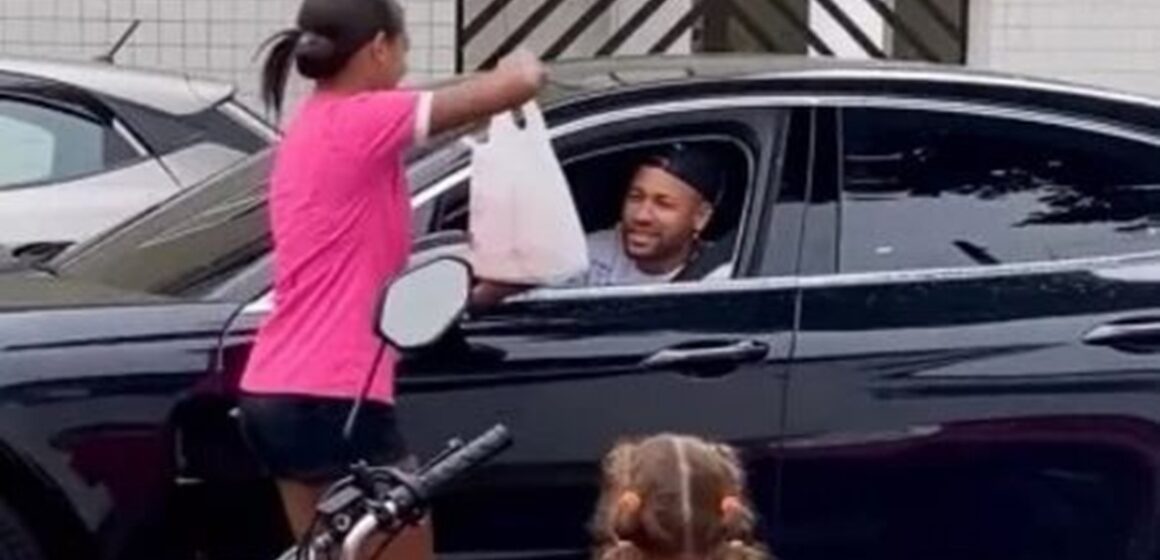 Neymar cumpre promessa e retorna a doceria em Santos para buscar encomenda