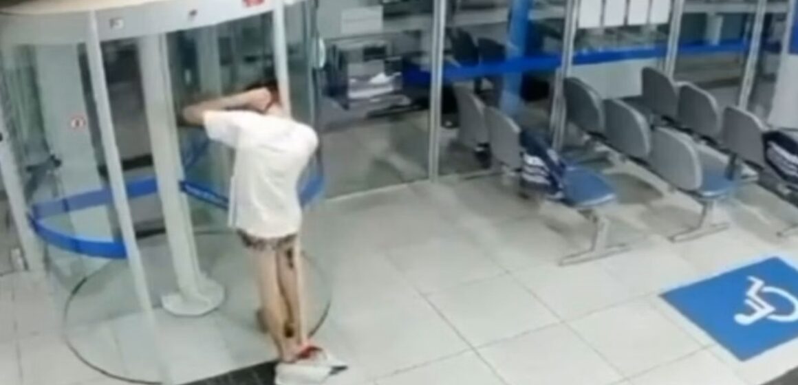 Jovem de 20 anos é preso dentro de agência bancária após tentativa de arrombar caixa eletrônico em MG