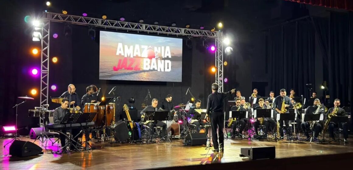 Amazônia Jazz Band lota teatro em Bragança com concerto temático