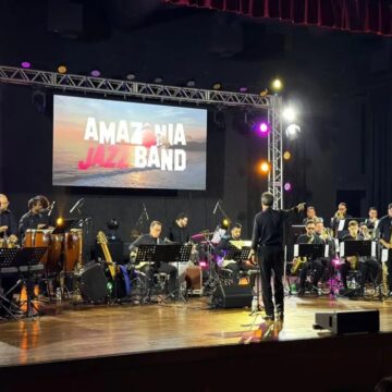 Amazônia Jazz Band lota teatro em Bragança com concerto temático