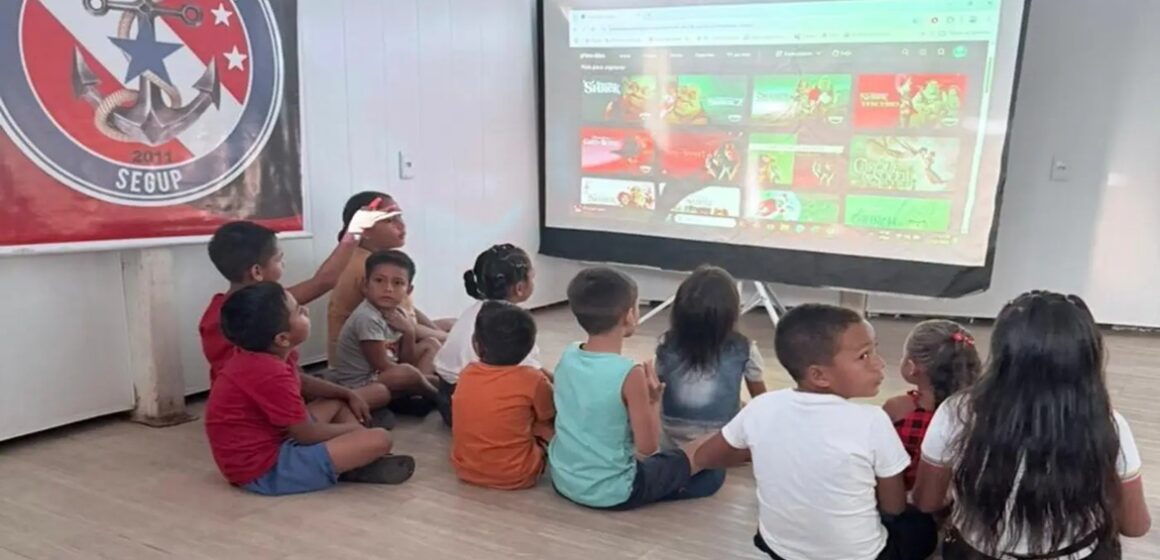 Base Fluvial de Breves promove sessão de cinema infantil para comunidade local