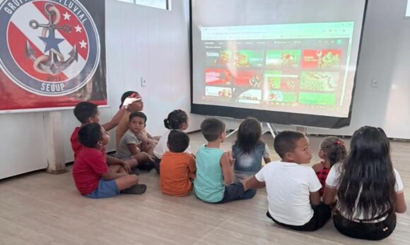 Base Fluvial de Breves promove sessão de cinema infantil para comunidade local